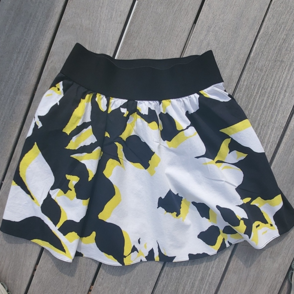 Adorable express skirt w elastic waist & pockets!